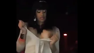 Cardi B desnud&aacute;ndose  en thump nocturno&period;