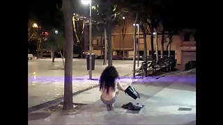 La travesti Maria Lizana se desnuda en la calle